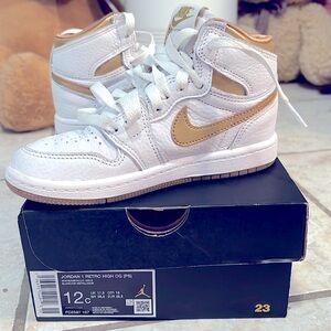 Jordan Retro 1 High OG -White/Metallic Gold.